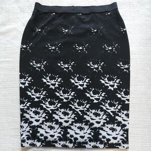 Elegant Black and White Floral Skirt Size L